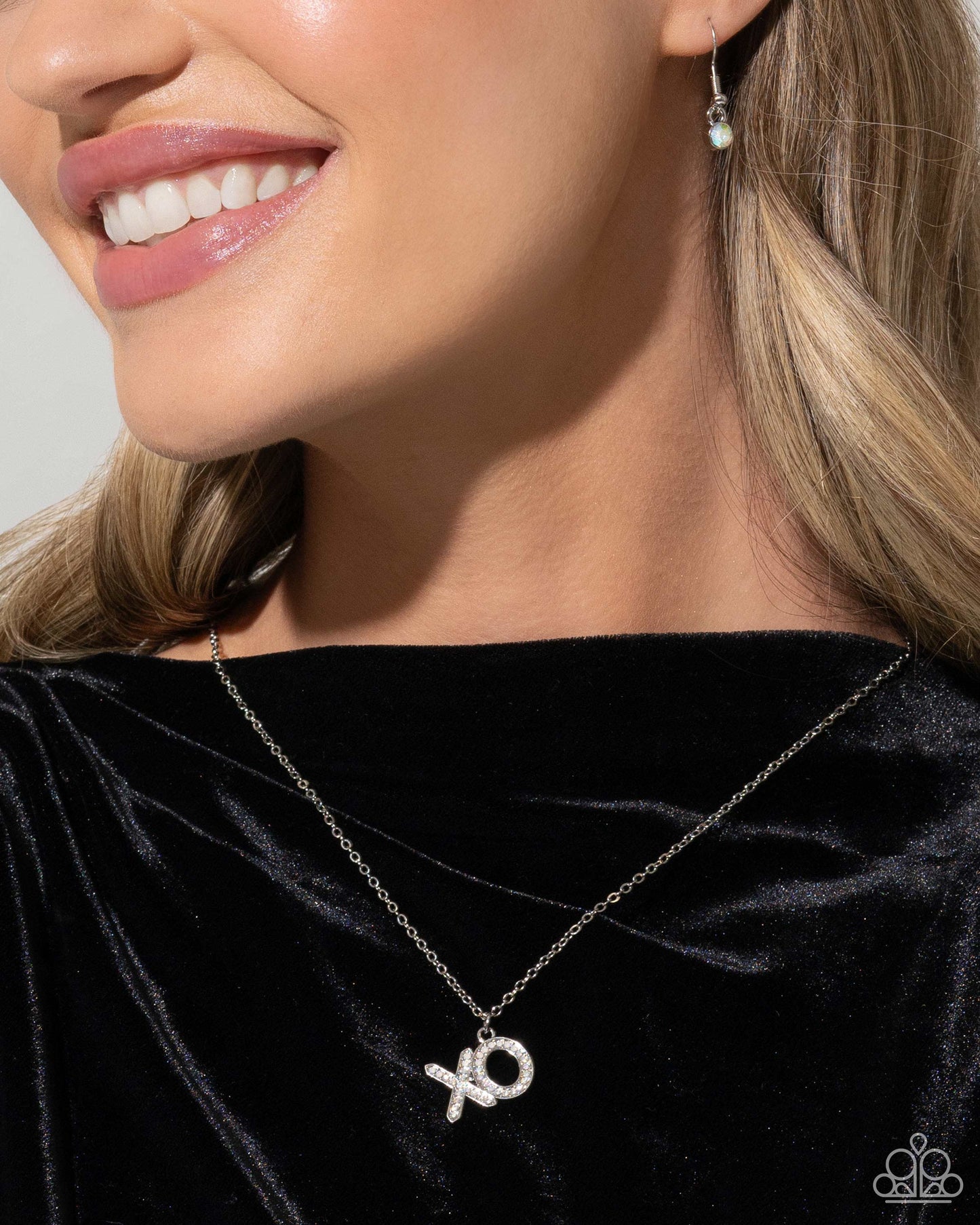 XO Showcase - White Necklace (Valentines)